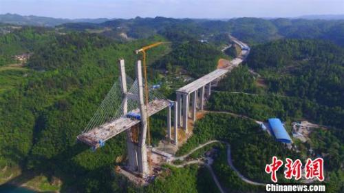 资料图:图为一座在建中的大桥
